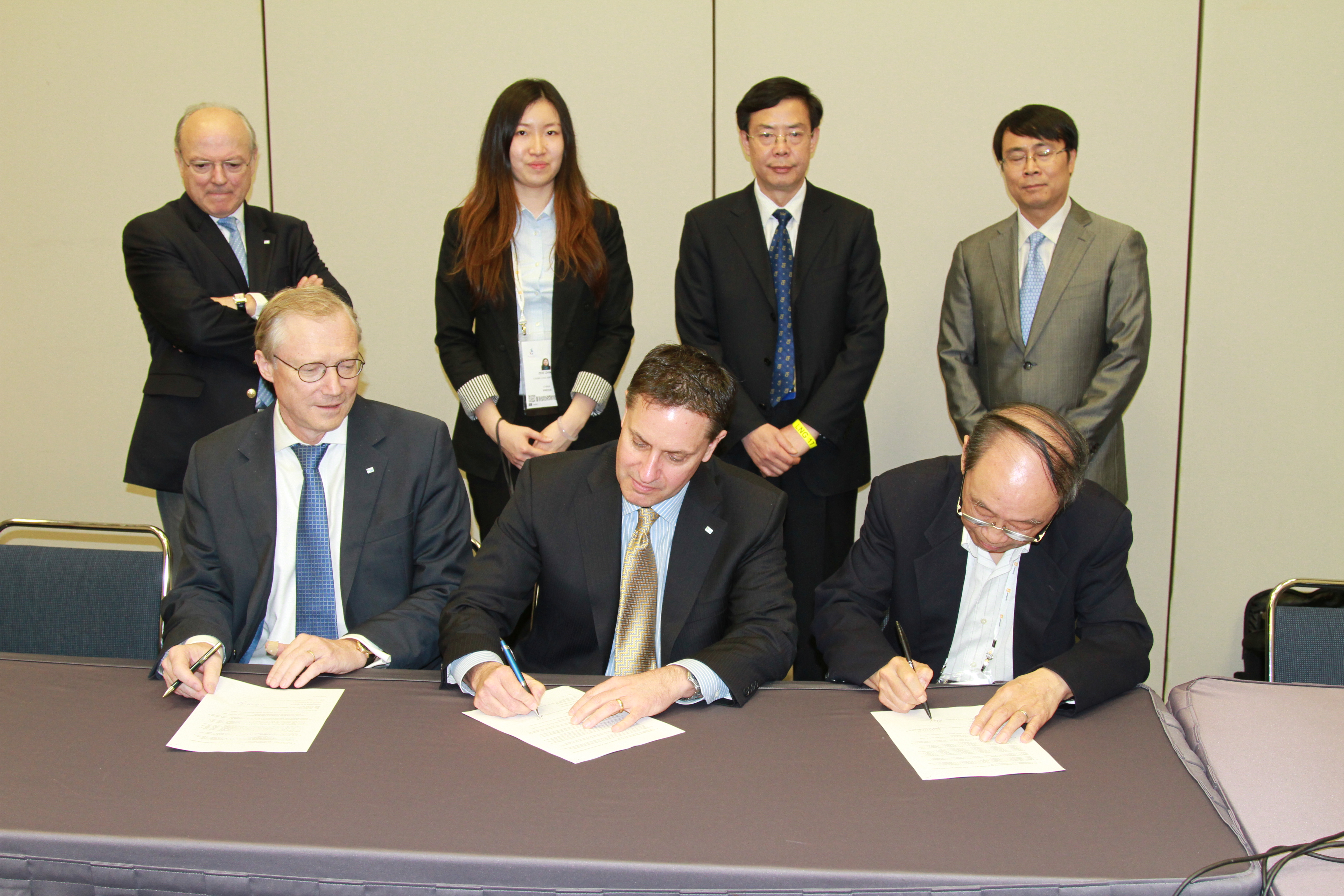 Signing of LNG19 contract